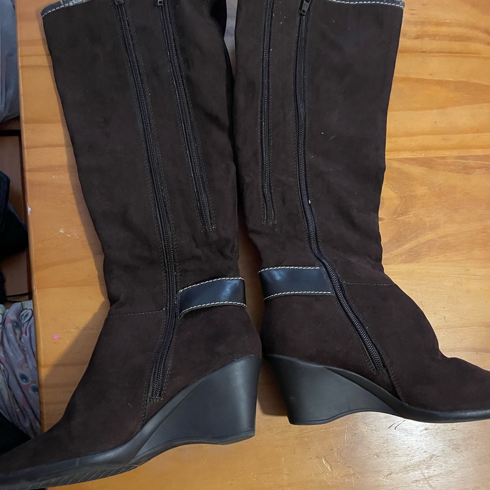 I’m selling a pair of brown boots below the knees